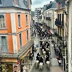 A L'ombre De La Tour