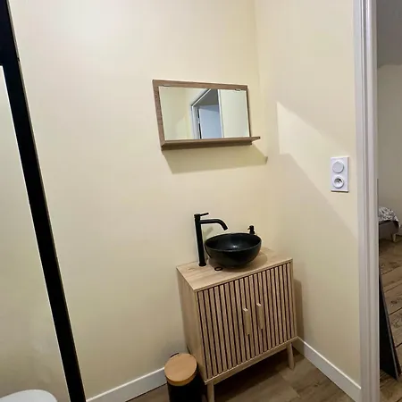 A L'ombre De La Tour Lourdes