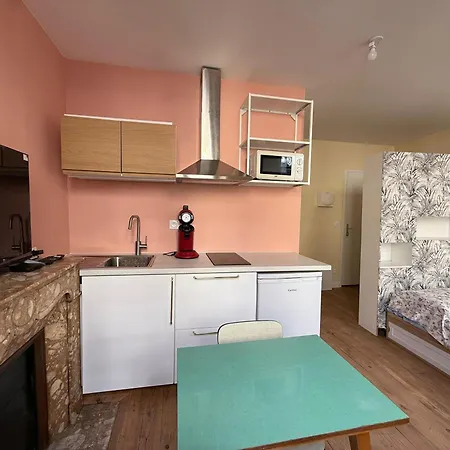 A L'ombre De La Tour *