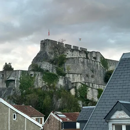 A L'ombre De La Tour Лурд