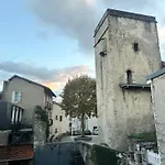 A L'ombre De La Tour شقة