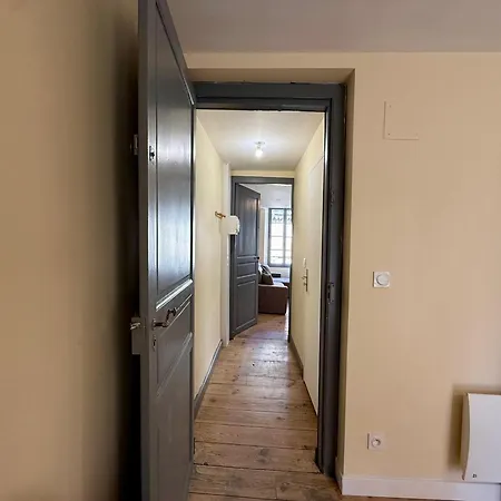 A L'ombre De La Tour