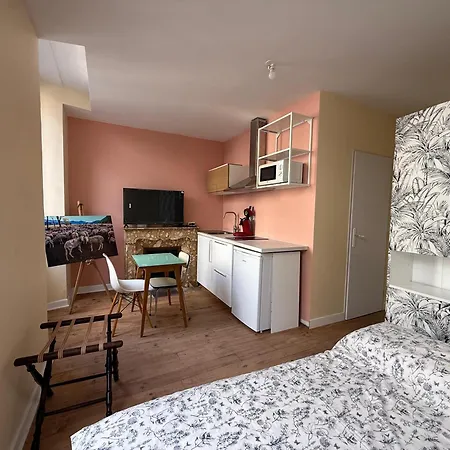 A L'ombre De La Tour Lourdes