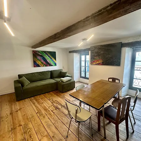 A L'ombre De La Tour Daire