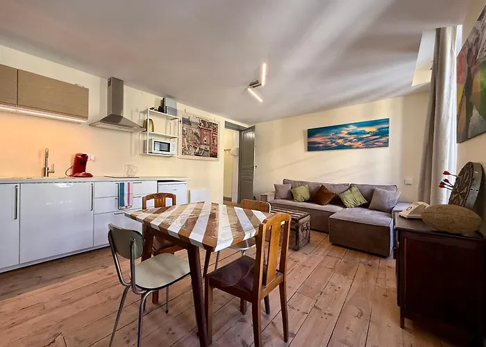 A L'ombre De La Tour Apartmán