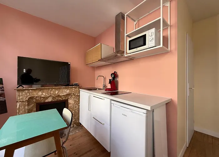 A L'ombre De La Tour Apartmán