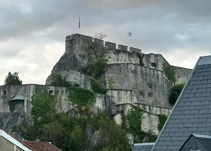 A L'ombre De La Tour Lurdy